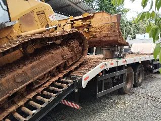 Trabalhador fica ferido após ser prensado por trator de esteira - 1