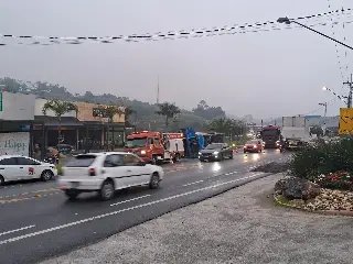(VÍDEO) Caminhão com família dentro tomba no bairro Bateas - 4