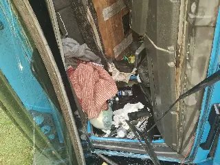 (VÍDEO) Caminhão com família dentro tomba no bairro Bateas - 1