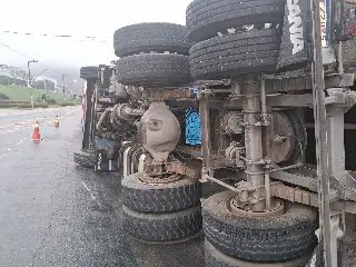 (VÍDEO) Caminhão com família dentro tomba no bairro Bateas - 2