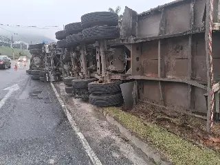(VÍDEO) Caminhão com família dentro tomba no bairro Bateas - 3