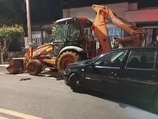 Carro atinge retroescavadeira parada e motorista fica ferido - 1
