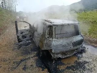 Fiat Uno é tomado pelas chamas após pane mecânica - 1