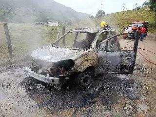 Fiat Uno é tomado pelas chamas após pane mecânica - 2