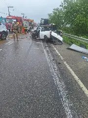 Colisão frontal entre duas caminhonetes deixa dois feridos gravemente - 1