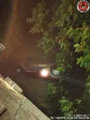 Carro cai no rio durante a madrugada em Guabiruba - 2