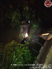 Carro cai no rio durante a madrugada em Guabiruba - 1