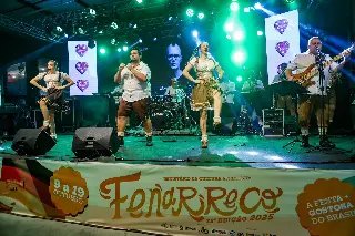 Milhares de fenafesteiros curtiram a noite de sábado no Pavilhão da Fenarreco - 1