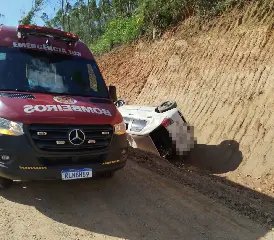 Motorista é levado ao hospital após capotamento em Guabiruba - 1