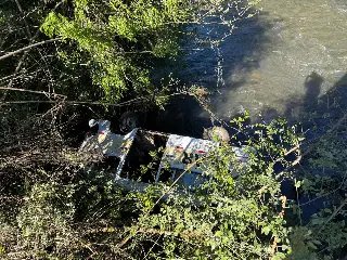 Kombi escolar cai em rio com nove crianças e gestante - 1
