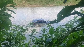 (VÍDEO) Carro cai no rio e motorista é resgatado pelos bombeiros - 4
