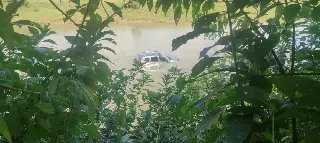(VÍDEO) Carro cai no rio e motorista é resgatado pelos bombeiros - 3