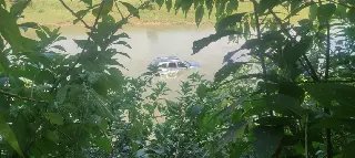 (VÍDEO) Carro cai no rio e motorista é resgatado pelos bombeiros - 1