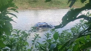 (VÍDEO) Carro cai no rio e motorista é resgatado pelos bombeiros - 2