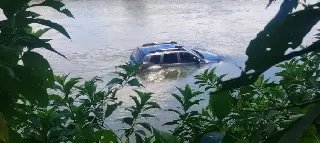 (VÍDEO) Carro cai no rio e motorista é resgatado pelos bombeiros - 6