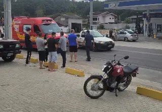 Motociclista é levado ao hospital após colisão em Brusque - 1