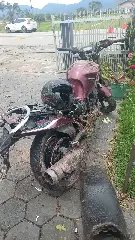 Mal súbito de motorista faz caminhão atravessar quintal e atingir muro - 3