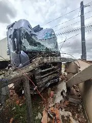 Mal súbito de motorista faz caminhão atravessar quintal e atingir muro - 1