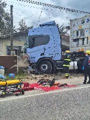 Mal súbito de motorista faz caminhão atravessar quintal e atingir muro - 4