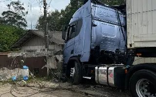 Caminhão desgovernado atinge três casas e derruba poste - 1