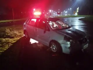 Condutor capota veículo e abandona o local após acidente - 1