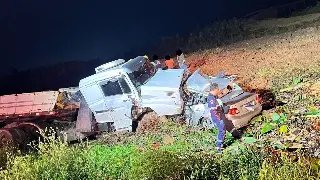 Colisão entre carro e caminhão deixa um morto e um ferido - 1