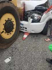 (VÍDEO) Motorista colide EcoSport em rolo compressor na Rua Blumenau - 3