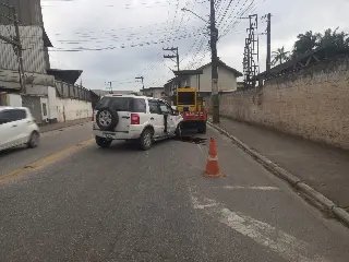 (VÍDEO) Motorista colide EcoSport em rolo compressor na Rua Blumenau - 2