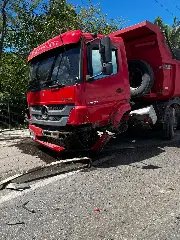 Bombeiros detalham acidente entre carro e caminhão com morte em Ilhota - 1
