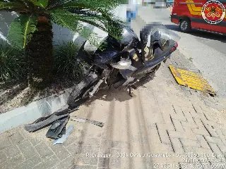 Acidente entre carro e moto deixa mulher ferida - 2