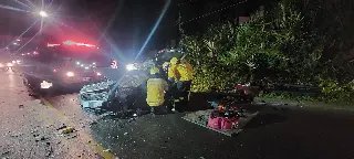 Acidente violento contra ônibus deixa ferido e veículo destruído - 1