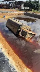 Homem é encontrado morto dentro de veículo submerso em tanque de resíduos - 1