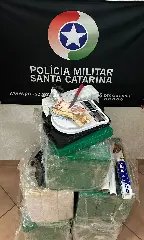 Dupla com passagens é presa com quase 100 kg de maconha - 1