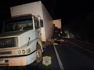 Caminhoneiro fica gravemente ferido em colisão em SC - 1