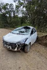Mulher perde controle de carro e sai da pista em Guabiruba - 1