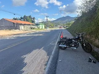 Motociclista fica ferido após colisão lateral na Ivo Silveira - 1