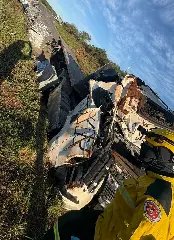 Motorista sofre ferimentos após carreta tombar na BR-470 - 1