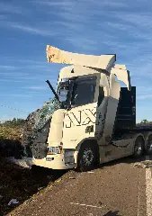 Motorista sofre ferimentos após carreta tombar na BR-470 - 2
