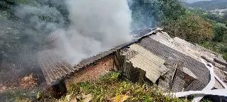 Por pouco, família consegue escapar do incêndio na casa - 1