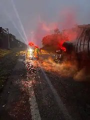 Bombeiros detalham atendimento a acidente com caminhão de placas de Brusque - 4