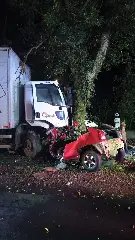 Acidente violento mata três e destrói carro - 5