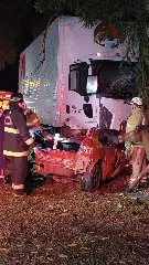 Acidente violento mata três e destrói carro - 3