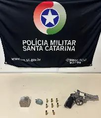Homem joga revólver em churrasqueira acesa durante abordagem e arma dispara - 1