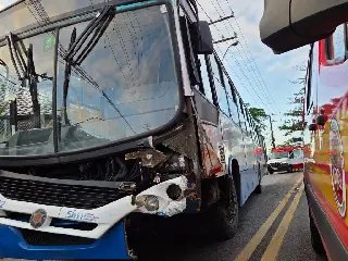 Colisão fatal entre ônibus e carro deixa feridos e mortos - 2
