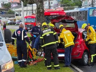 Colisão fatal entre ônibus e carro deixa feridos e mortos - 1