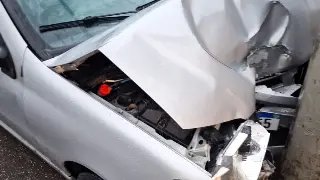 Mulher perde a consciência ao colidir carro contra poste em Brusque - 1
