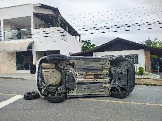 Carro tomba após colisão com veículo estacionado - 1