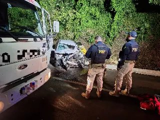 Homem sofre ferimentos graves após atingir caminhão-guincho - 2