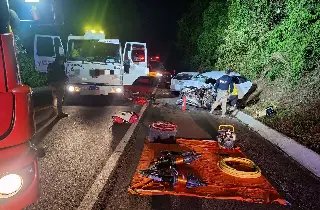 Homem sofre ferimentos graves após atingir caminhão-guincho - 1