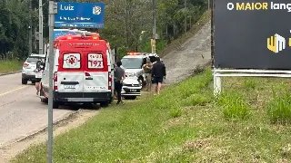 (VÍDEO) Casal cai de moto e fica ferido no Limeira - 1